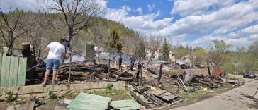 VIDEO Incendiu la Soveja/ CJ Vrancea a activat resursele pentru sprijinirea populației; 32 de gospodării afectate; pompierii lichidează focarele