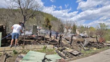 VIDEO Incendiu la Soveja/ CJ Vrancea a activat resursele pentru sprijinirea populației; 32 de gospodării afectate; pompierii lichidează focarele