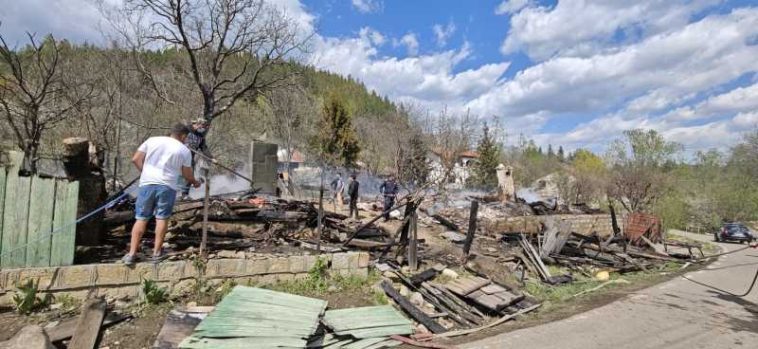 VIDEO Incendiu la Soveja/ CJ Vrancea a activat resursele pentru sprijinirea populației; 32 de gospodării afectate; pompierii lichidează focarele