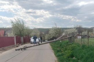 Neamț: Localități fără energie electrică și un drum județean blocat complet de stâlpii de curent doborâți de vânt