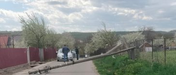 Neamț: Localități fără energie electrică și un drum județean blocat complet de stâlpii de curent doborâți de vânt