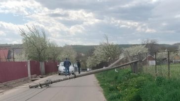 Neamț: Localități fără energie electrică și un drum județean blocat complet de stâlpii de curent doborâți de vânt