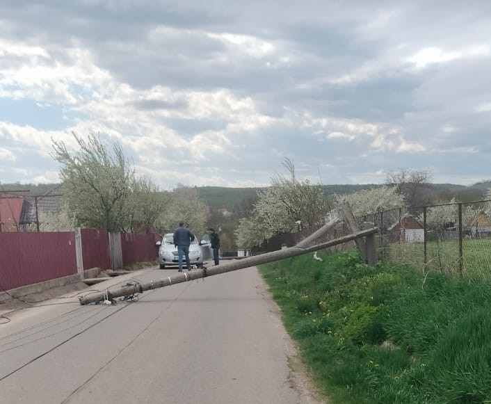 Neamț: Localități fără energie electrică și un drum județean blocat complet de stâlpii de curent doborâți de vânt