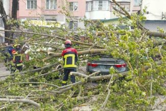 IGSU: Probleme în 72 de localități din 18 județe și în București din cauza vântului puternic; o persoană a murit