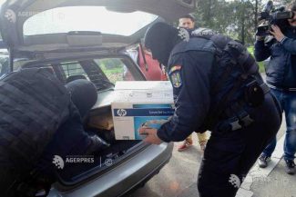 Hunedoara: Percheziții într-un dosar de piraterie software și înșelăciune