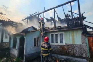 Incendiu la Soveja: Prefectura a dispus evaluarea pagubelor; 29 de locuințe și anexe au fost afectate