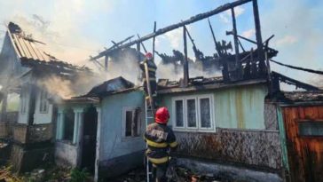 Incendiu la Soveja: Prefectura a dispus evaluarea pagubelor; 29 de locuințe și anexe au fost afectate