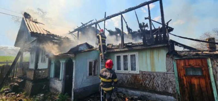 Incendiu la Soveja: Prefectura a dispus evaluarea pagubelor; 29 de locuințe și anexe au fost afectate