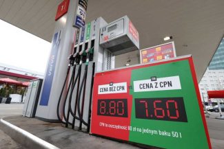 Criză combustibili/ Polonia prelungește reducerile de taxe la combustibil până la mijlocul lunii mai