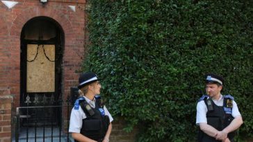 Marea Britanie: Un personaj misterios a plătit comiterea de atacuri incendiare vizând proprietăți legate de premierul Starmer (procuror)