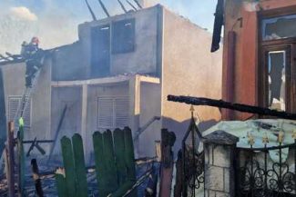 Bacău: Trafic rutier blocat pe DN 12A, din cauza unui incendiu