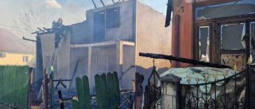 Bacău: Trafic rutier blocat pe DN 12A, din cauza unui incendiu