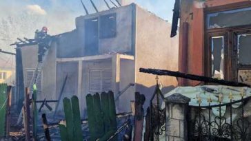 Bacău: Trafic rutier blocat pe DN 12A, din cauza unui incendiu