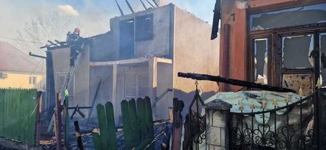 Bacău: Trafic rutier blocat pe DN 12A, din cauza unui incendiu