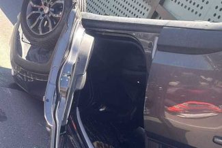 Femeie rănită în parcarea unui centru comercial din Piteşti, după ce un autoturism a lovit un parapete din beton şi un indicator, după care s-a răsturnat / La volanul maşinii se afla un bărbat de 70 de ani – VIDEO