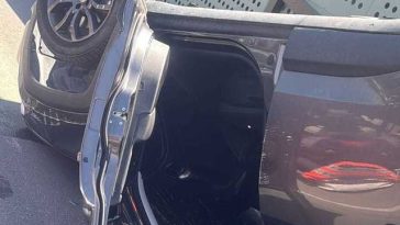 Femeie rănită în parcarea unui centru comercial din Piteşti, după ce un autoturism a lovit un parapete din beton şi un indicator, după care s-a răsturnat / La volanul maşinii se afla un bărbat de 70 de ani – VIDEO