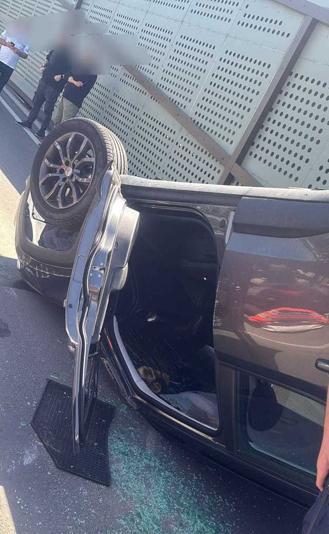 Femeie rănită în parcarea unui centru comercial din Piteşti, după ce un autoturism a lovit un parapete din beton şi un indicator, după care s-a răsturnat / La volanul maşinii se afla un bărbat de 70 de ani – VIDEO