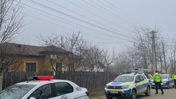 Un bărbat a intrat cu toporul într-un magazin sătesc din judeţul Covasna şi a spart mai multe sticle / Ulterior, a spart mai multe geamuri de la Primărie şi a avariat maşina Poliţiei / Este audiat de poliţişti