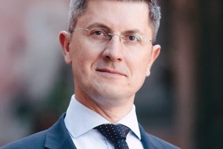 Dan Barna, europarlamentar USR, susţine că o soluţie ar fi ca şeful statului să ceară partidelor un moratoriu de câteva luni, fără moţiuni de cenzură, pentru a nu pune în pericol PNRR şi SAFE: Este una dintre variante, să continue guvernarea minoritară