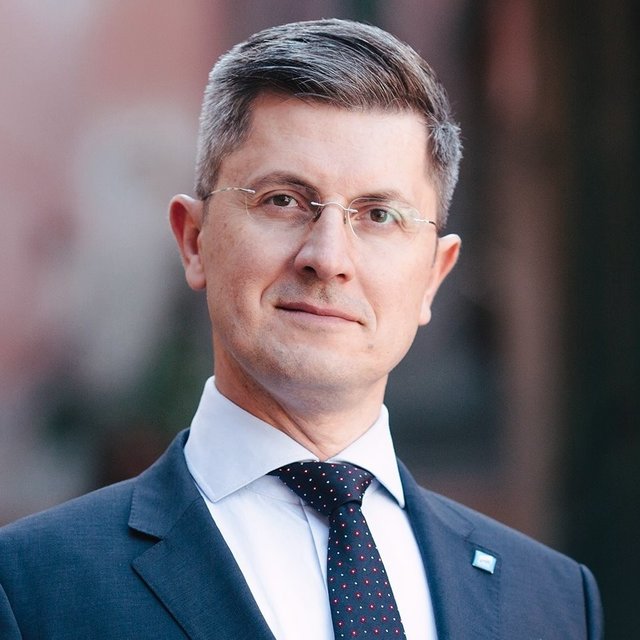 Dan Barna, europarlamentar USR, susţine că o soluţie ar fi ca şeful statului să ceară partidelor un moratoriu de câteva luni, fără moţiuni de cenzură, pentru a nu pune în pericol PNRR şi SAFE: Este una dintre variante, să continue guvernarea minoritară