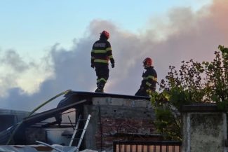 Bihor: Intervenţie de şase ore a pompierilor pentru stingerea unui incendiu izbucnit într-o gospodărie, la un adăpost de animale şi o anexă. Un depozit, o locuinţă şi zece animale au fost salvate