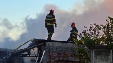 Bihor: Intervenţie de şase ore a pompierilor pentru stingerea unui incendiu izbucnit într-o gospodărie, la un adăpost de animale şi o anexă. Un depozit, o locuinţă şi zece animale au fost salvate – FOTO