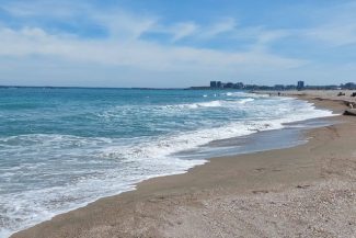 Componente metalice, eşuate pe plaja din Mamaia, găsite de poliţiştii de frontieră / Se fac cercetări pentru stabilirea provenienţei acestora