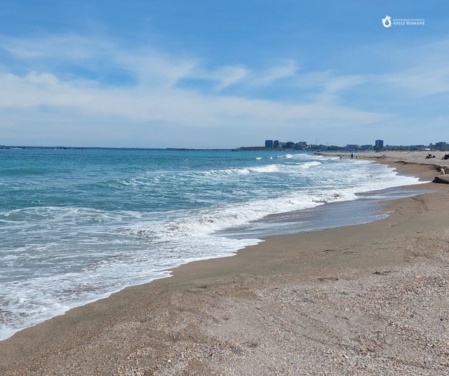 Componente metalice, eşuate pe plaja din Mamaia, găsite de poliţiştii de frontieră / Se fac cercetări pentru stabilirea provenienţei acestora