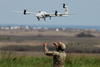 Ministrul Apărării anunţă că firme producătoare de drone şi sisteme contra-dronă care au participat la exerciţiul din poligonul Midia au fost invitate să meargă în operaţiuni reale, umăr la umăr, cu militarii Armatei Române şi să doneze din produse