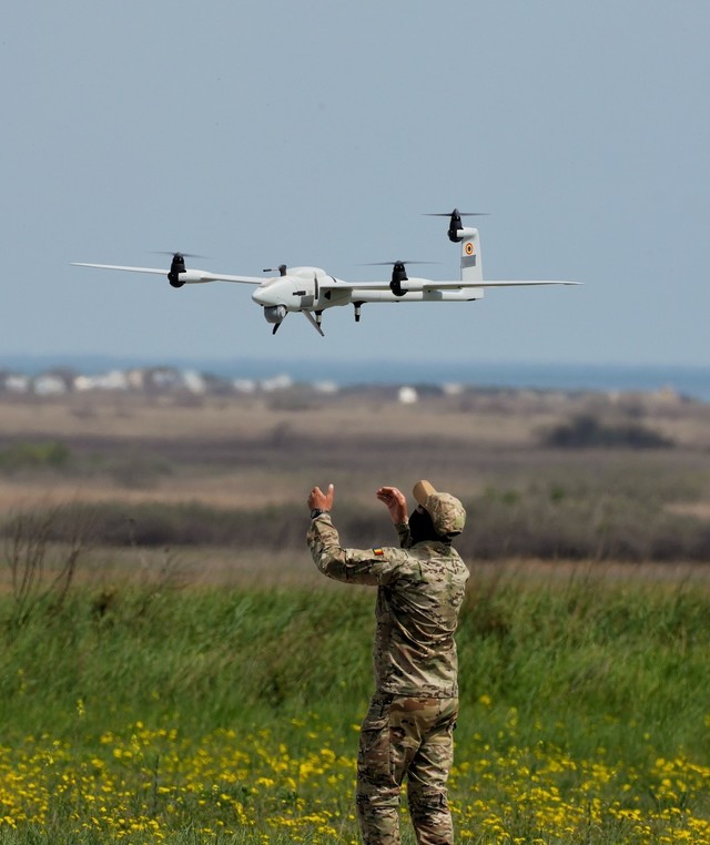 Ministrul Apărării anunţă că firme producătoare de drone şi sisteme contra-dronă care au participat la exerciţiul din poligonul Midia au fost invitate să meargă în operaţiuni reale, umăr la umăr, cu militarii Armatei Române şi să doneze din produse