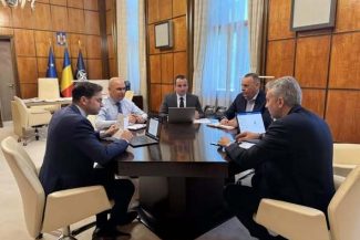 Bolojan, după întâlnirea cu preşedintele ANRE: Oprim speculatorii şi deblocăm accesul producătorilor de energie la reţele / Luni vor fi publicate în dezbatere publică două regulamente, privind racordarea şi obţinerea autorizaţiei de înfiinţare