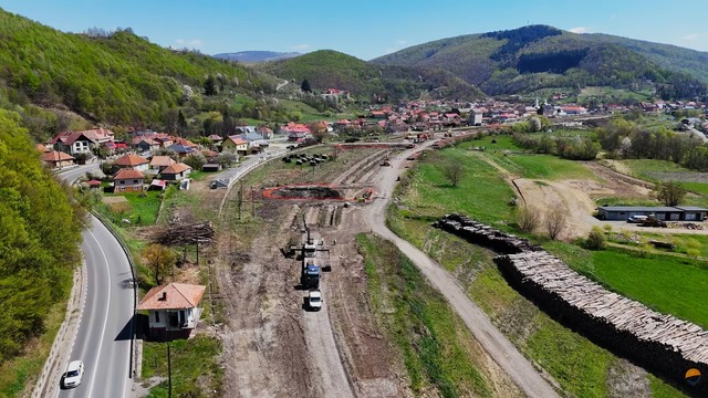 Asociaţia Pro Infrastructură: După o îndelungă poticneală birocratică, s-a emis autorizaţia de construire şi pe secţiunea defileului dintre Vadu Crişului şi Poieni, parte din lotul 3 al căii ferate Cluj-Napoca-Oradea