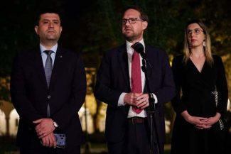 Dominic Fritz, preşedintele USR: Acest Guvern trebuie să continue. Nu ne permitem încă un deceniu izolat şi sărăcit de reţele corupte. Acesta este calculul AUR-PSD / Nu abandonaţi. Puneţi presiune pe fiecare deputat şi senator PSD şi AUR