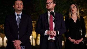 Dominic Fritz, preşedintele USR: Acest Guvern trebuie să continue. Nu ne permitem încă un deceniu izolat şi sărăcit de reţele corupte. Acesta este calculul AUR-PSD / Nu abandonaţi. Puneţi presiune pe fiecare deputat şi senator PSD şi AUR