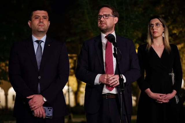 Dominic Fritz, preşedintele USR: Acest Guvern trebuie să continue. Nu ne permitem încă un deceniu izolat şi sărăcit de reţele corupte. Acesta este calculul AUR-PSD / Nu abandonaţi. Puneţi presiune pe fiecare deputat şi senator PSD şi AUR