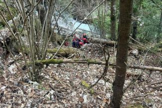 Bărbat căzut într-o prăpastie, în judeţul Neamţ. El a fost scos în viaţă şi predat unui echipaj medical – VIDEO