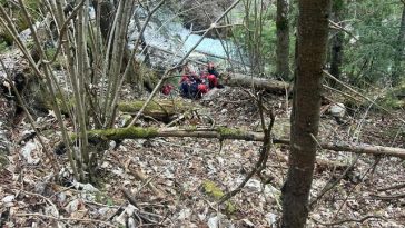 Bărbat căzut într-o prăpastie, în judeţul Neamţ. El a fost scos în viaţă şi predat unui echipaj medical – VIDEO