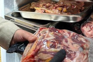 Constanţa: Restaurant din Ovidiu, închis temporar de Protecţia Consumatorilor pentru mai multe nereguli, printre care lipsa unor autorizaţii şi produse expirate / Reprezentanţii localului au încercat să împiedice acţiunea de control – FOTO, VIDEO