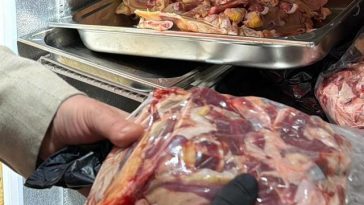 Constanţa: Restaurant din Ovidiu, închis temporar de Protecţia Consumatorilor pentru mai multe nereguli, printre care lipsa unor autorizaţii şi produse expirate / Reprezentanţii localului au încercat să împiedice acţiunea de control – FOTO, VIDEO