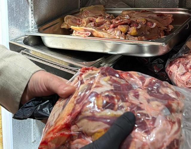 Constanţa: Restaurant din Ovidiu, închis temporar de Protecţia Consumatorilor pentru mai multe nereguli, printre care lipsa unor autorizaţii şi produse expirate / Reprezentanţii localului au încercat să împiedice acţiunea de control – FOTO, VIDEO