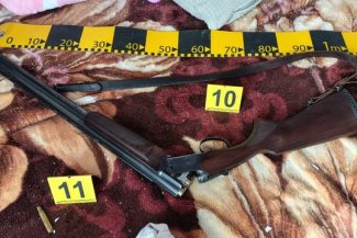 Bărbat împuşcat mortal de luptători SAS Neamţ după ce a tras asupra lor cu o armă de vânătoare/ Poliţiştii veniseră la locuinţa sa sesizaţi că şi-ar fi ameninţat cu moartea soţia şi socrii, dacă femeia şi cei trei copii nu se întorc acasă