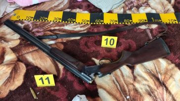 Bărbat împuşcat mortal de luptători SAS Neamţ după ce a tras asupra lor cu o armă de vânătoare/ Poliţiştii veniseră la locuinţa sa sesizaţi că şi-ar fi ameninţat cu moartea soţia şi socrii, dacă femeia şi cei trei copii nu se întorc acasă