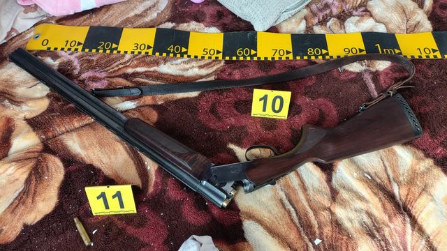 Bărbat împuşcat mortal de luptători SAS Neamţ după ce a tras asupra lor cu o armă de vânătoare/ Poliţiştii veniseră la locuinţa sa sesizaţi că şi-ar fi ameninţat cu moartea soţia şi socrii, dacă femeia şi cei trei copii nu se întorc acasă