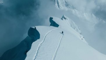 Blocat de două săptămâni, traseul spre Everest a fost degajat de ghizi nepalezi