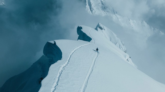 Blocat de două săptămâni, traseul spre Everest a fost degajat de ghizi nepalezi
