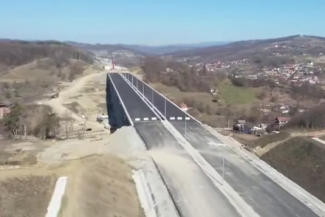 Directorul CNAIR anunţă mobilizare record pe şantierul secţiunii Cornetu-Tigveni a Autostrăzii Sibiu-Piteşti – Se lucrează cu peste o mie de muncitori pe aproximativ 25% din cei 37,4 km / Principalele acţiuni – VIDEO