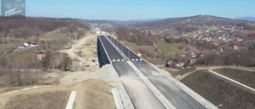 Directorul CNAIR anunţă mobilizare record pe şantierul secţiunii Cornetu-Tigveni a Autostrăzii Sibiu-Piteşti – Se lucrează cu peste o mie de muncitori pe aproximativ 25% din cei 37,4 km / Principalele acţiuni – VIDEO