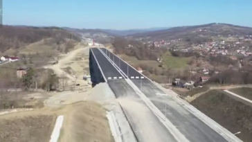 Directorul CNAIR anunţă mobilizare record pe şantierul secţiunii Cornetu-Tigveni a Autostrăzii Sibiu-Piteşti – Se lucrează cu peste o mie de muncitori pe aproximativ 25% din cei 37,4 km / Principalele acţiuni – VIDEO