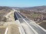 Directorul CNAIR anunţă mobilizare record pe şantierul secţiunii Cornetu-Tigveni a Autostrăzii Sibiu-Piteşti – Se lucrează cu peste o mie de muncitori pe aproximativ 25% din cei 37,4 km / Principalele acţiuni – VIDEO
