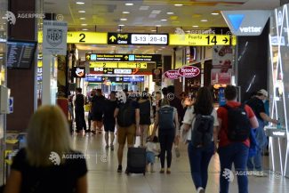 CNAB: Zece stații de apă potabilă au fost montate în cele două aeroporturi din București